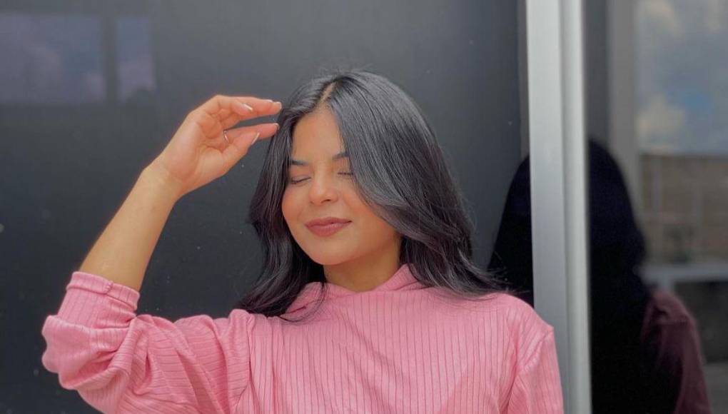 Recientemente Alisson ha enfrentado una de sus polémicas más fuertes de su trayectoria en televisión, y es que según su madre abandonó molesta su casa y se mudó con su novio el también presentador Jeffrey Rodríguez.