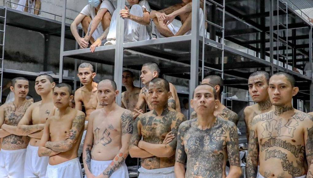 El influencer, tituló el video “Así viven criminales en la prisión más estricta del mundo” y arrancó contando como es el Centro de Confinamiento del Terrorismo”, la cárcel más grande del continente americano.