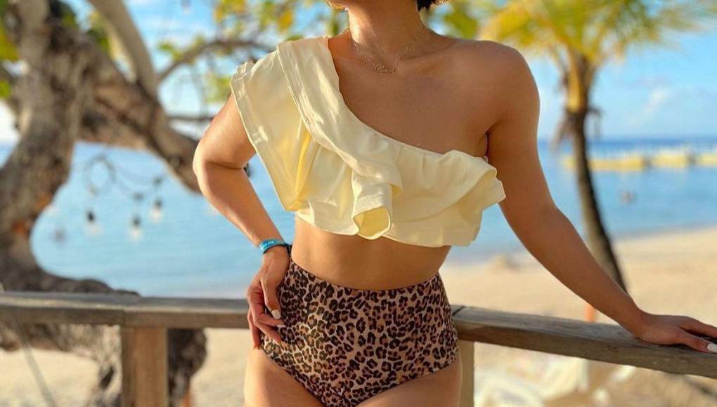 En esta ocasión Loren usa un traje de baño de dos piezas, con estampado en la parte de abajo y para la parte de arriba utiliza encaje, luciendo encantadora. 