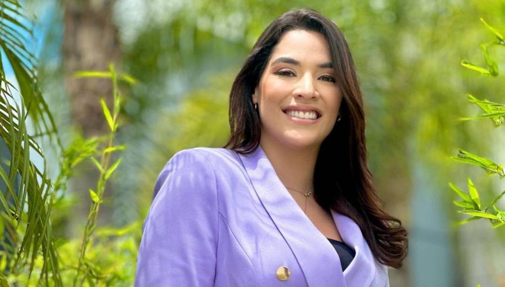 Cabe mencionar que el vocalista del grupo Kandela, William Velásquez, en dos oportunidades de la entrevista le llamó Milagro Flores a Carolina Lanza. 