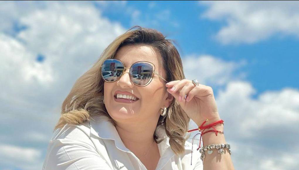 Cuenta con una larga trayectoria en medios de comunicación, siendo presentadora de reconocidos canales como: Canal 11, TV Azteca Honduras, TVC y ahora en HCH. 