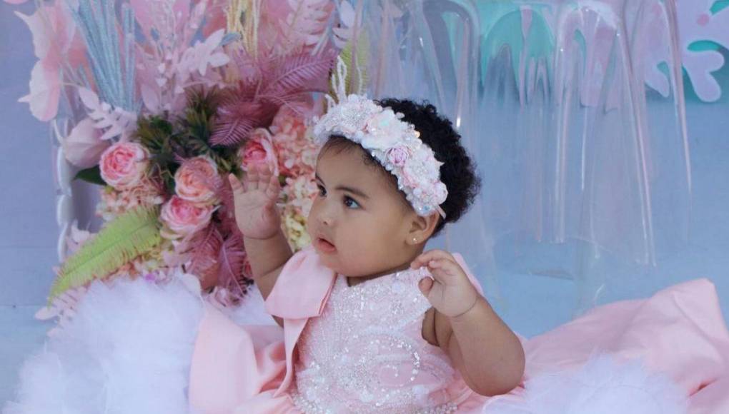 Cattleya lucio muy hermosa e inundó las redes con sus tiernas fotos en la fista. 