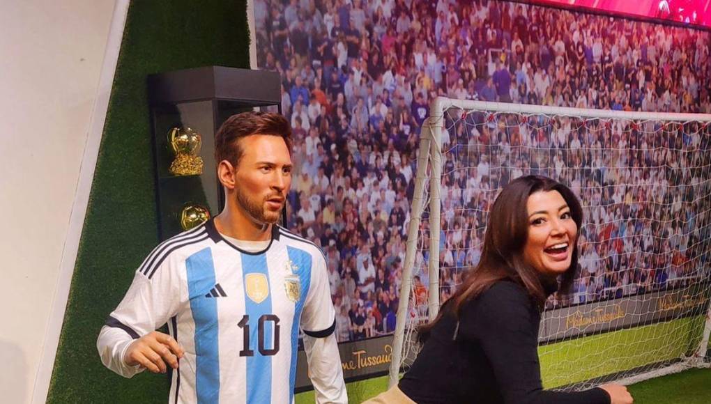 Una de las fotografías que más causó revuelo fue junto al popular futbolista argentino Lionel Messi. 