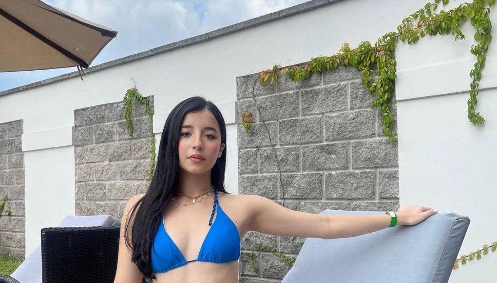 También, en más de una fotografía, no esconde su delgada figura en traje de baño. 