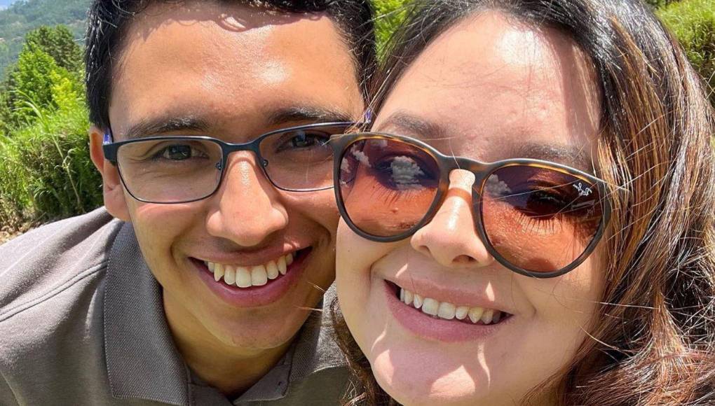 Desde horas tempranas, la pareja llegó emocionada al parque del cerro Juana Laínez para compartir con sus amigos de la fiesta nupcial y el amor que ambos como pareja se profesan.