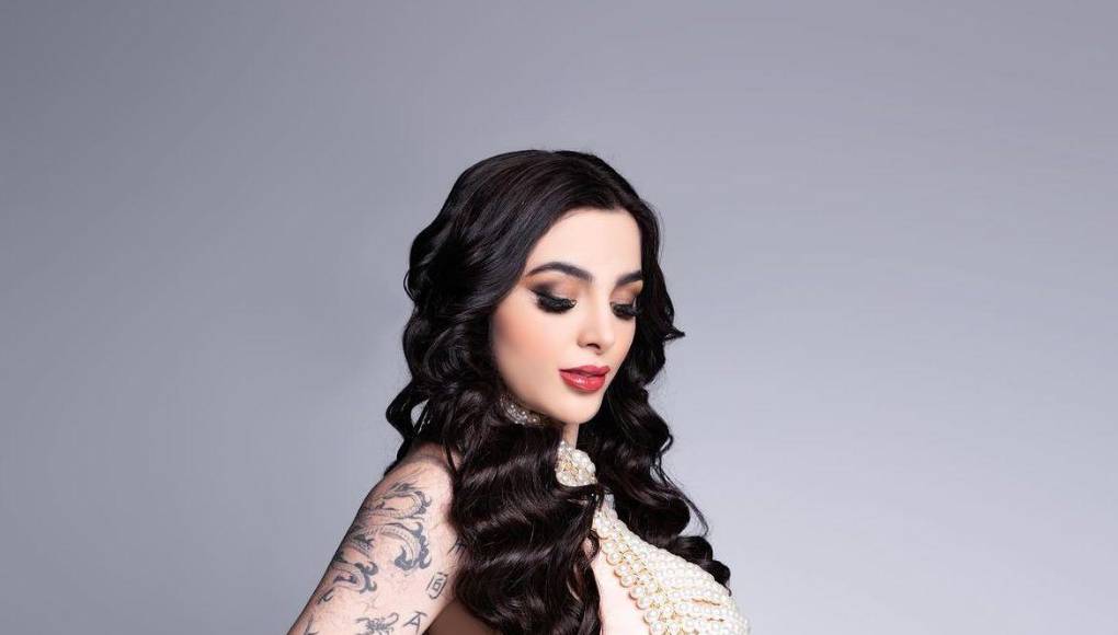 De este modo, Karely Ruiz ha presumido los resultados del quirófano tras su cuarta cirugía, ya que antes confesó que tuvo liposucción, rinoplastia y aumento de busto. Y ahora, aunque no lo ha confirmado del todo, parece ser que sus senos han incrementado de nuevo, de acuerdo con sus nuevos posts en Instagram.