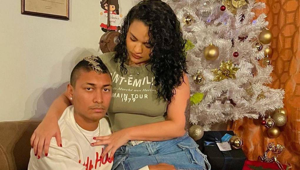 Supremo y su novia Akasha Murillo se encuentran en el ojo del huracán tras una polémica foto publicada en el perfil de la creadora de contenido en la que según algunos está irrespetando la Bandera de Honduras. 