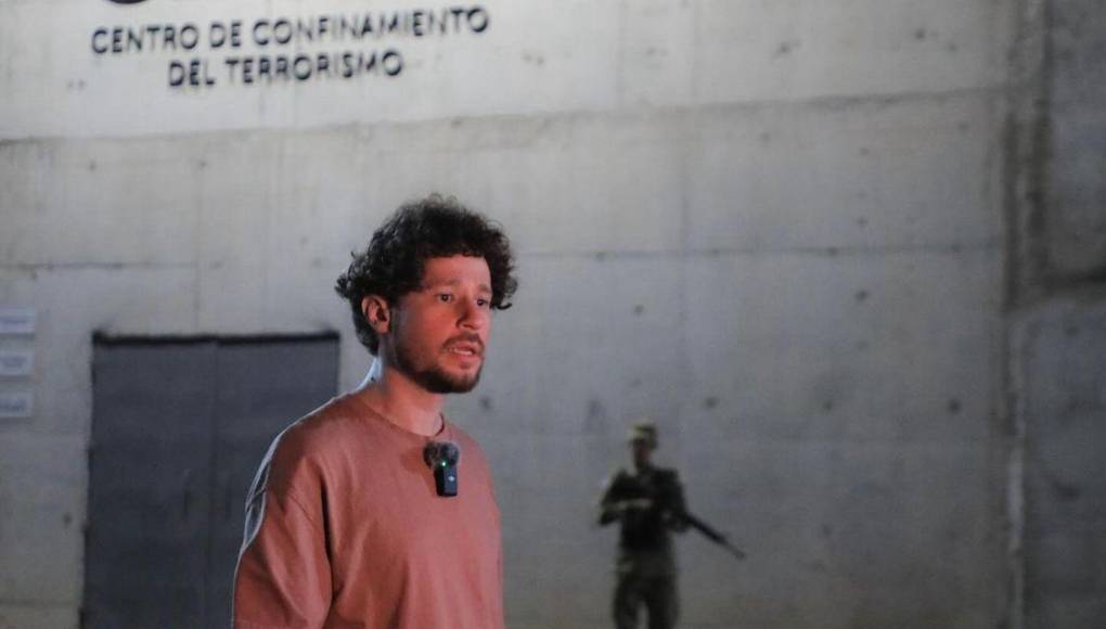 El joven agregó que, para ingresar desde un kilómetro atrás hay 7 anillos de seguridad que es casi imposible burlar, ya que desde allí, los agentes policiales empiezan a interrogar y hacer revisión corporal. 