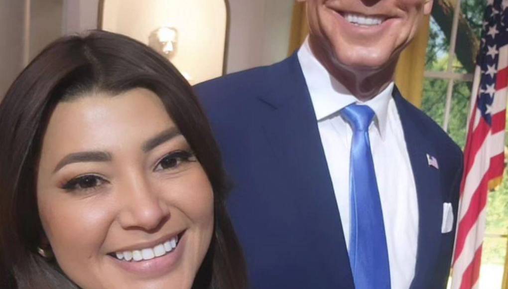 Entre las fotografías destaca una junto a la figura del actual presidente de Estados Unidos Joe Biden. 