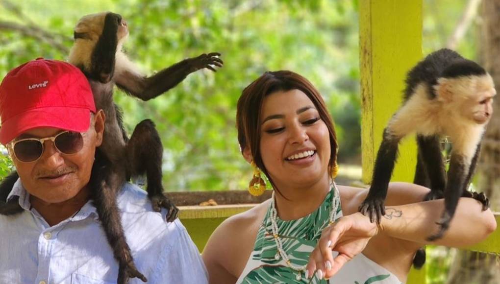 Se trata de su familia, específicamente su padre y su madre a quienes se les ve muy felices disfrutando al lado de la presentadora de televisión. 