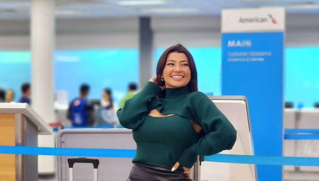 Para este viaje la también creadora de contenido lució muy hermosa con una falda negra ajustada al cuerpo, un suéter con cuello de tortuga en color verde, medias negras, tenis negros y su cabello suelto y planchado. 