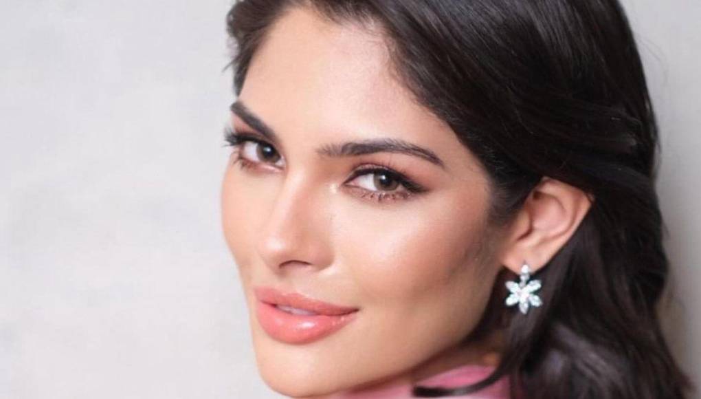 De esta forma Sheynnis continúa poniendo en alto la belleza de la mujer centroamericana. 