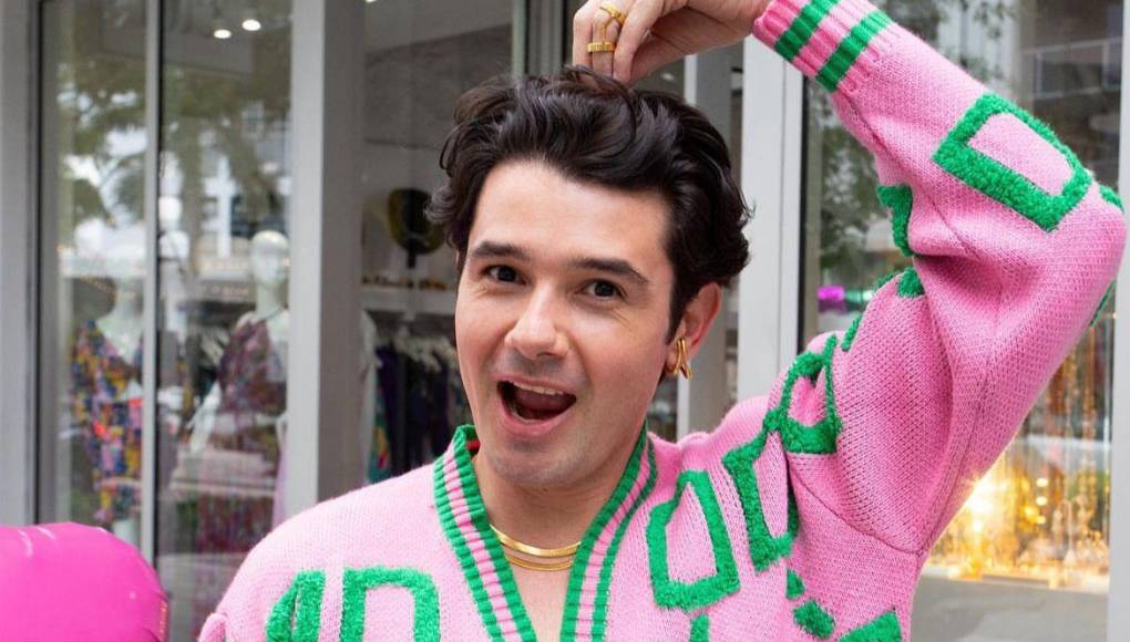 En sus redes sociales comparte sobre vivencias de sus viajes y su vida cotidiana, así como contenido de su tienda de ropa. 