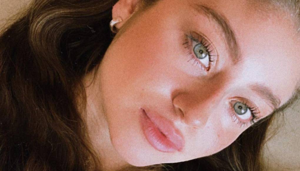 Karol Sevilla es recordada por la exitosa serie de Disney Channel, Soy Luna, del 2015, donde interpretó el papel de Luna Valente / Sol Benson. Es actriz y cantante desde muy niña, ha participado en México en comedias musicales como: La novicia rebelde, Anita la huerfanita y El mago de Oz. Por su relación sentimental con el actor y cantante, Emilio Osorio, hijo de Niurka y el productor, Juan Osorio, el nombre de Karol Sevilla se volvió viral y, no para bien, en redes sociales. 