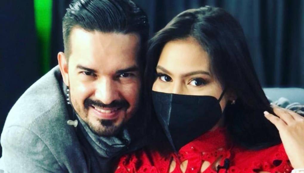 “Este ya es el segundo trabajo donde tenemos la oportunidad de trabajar juntos y creo yo que Dios siempre coincide con estas personas y es muy bonito trabajar con Elton, pero a veces la gente mezcla muchas cosas y y dice: ‘No, que no lo puede abrazar’”, se quejó Alejandra.