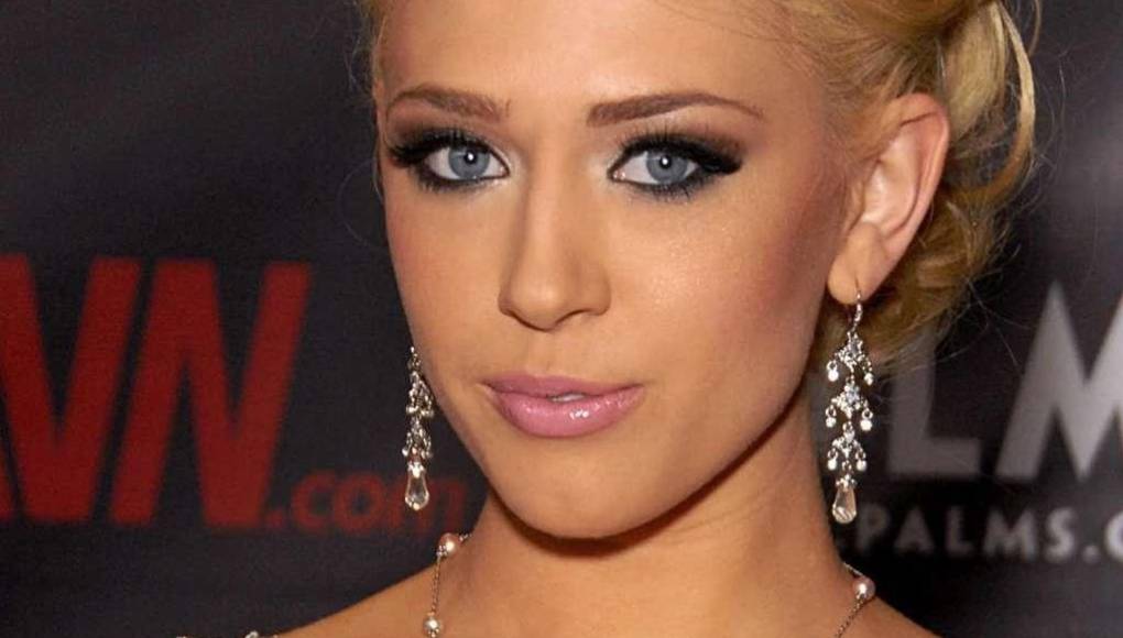 Aunque sus inicios se dirigieron hacia otra disciplina, ya que comenzó como bailarina exótica en Misuri, cuando se fue a vivir a California para probar suerte como cantante y actriz fue cuando le llegó su oportunidad en el cine para adultos. 