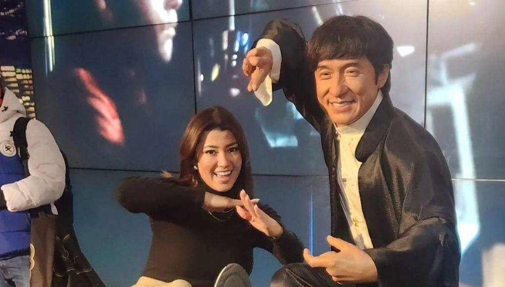 Asimismo posó junto a la figura del reconocido actor Jackie Chan. 