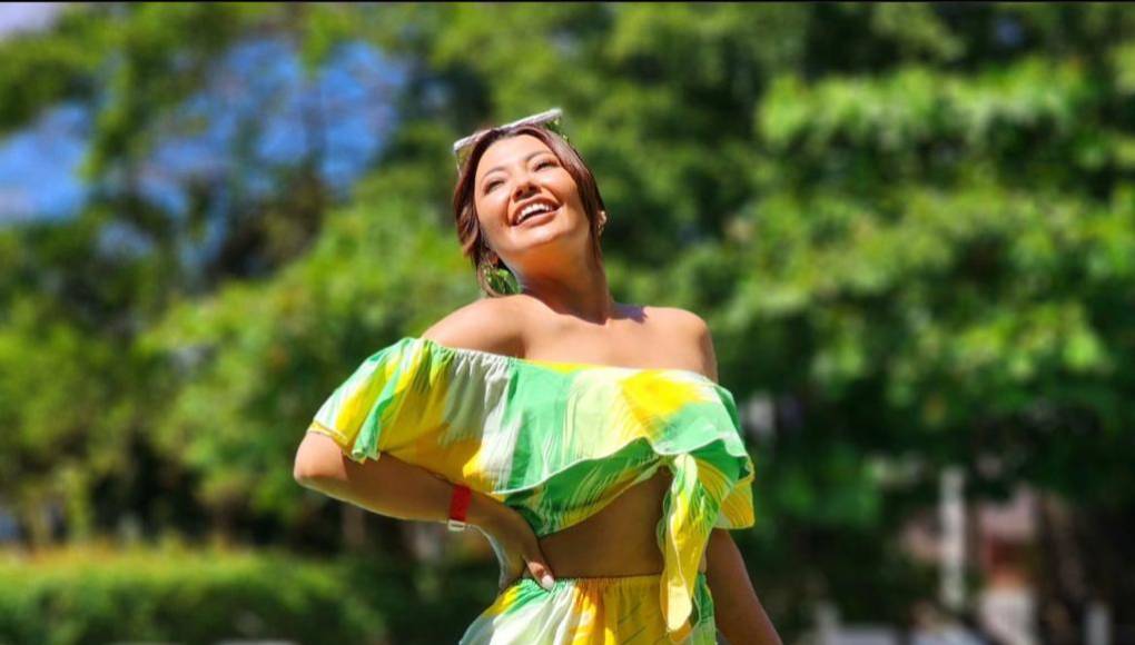 La reconocida presentador de televisión Milagro Flores, compartió con todos sus seguidores una serie de fotografías en las que se observa muy feliz disfrutando de sus vacaciones desde Roatán. 