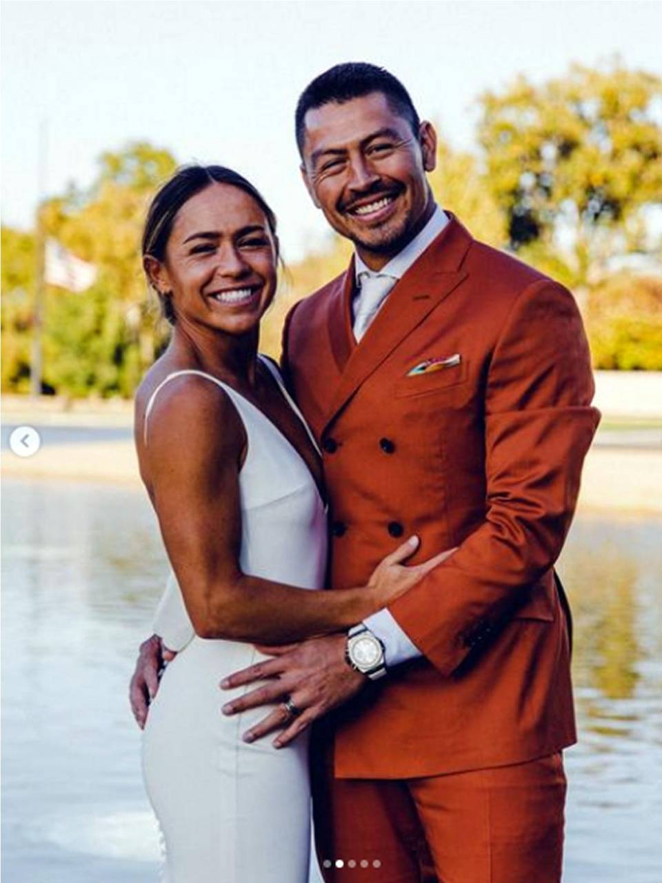 Roger Espinoza está felizmente casado con la también futbolista Lo’eau LaBonta.