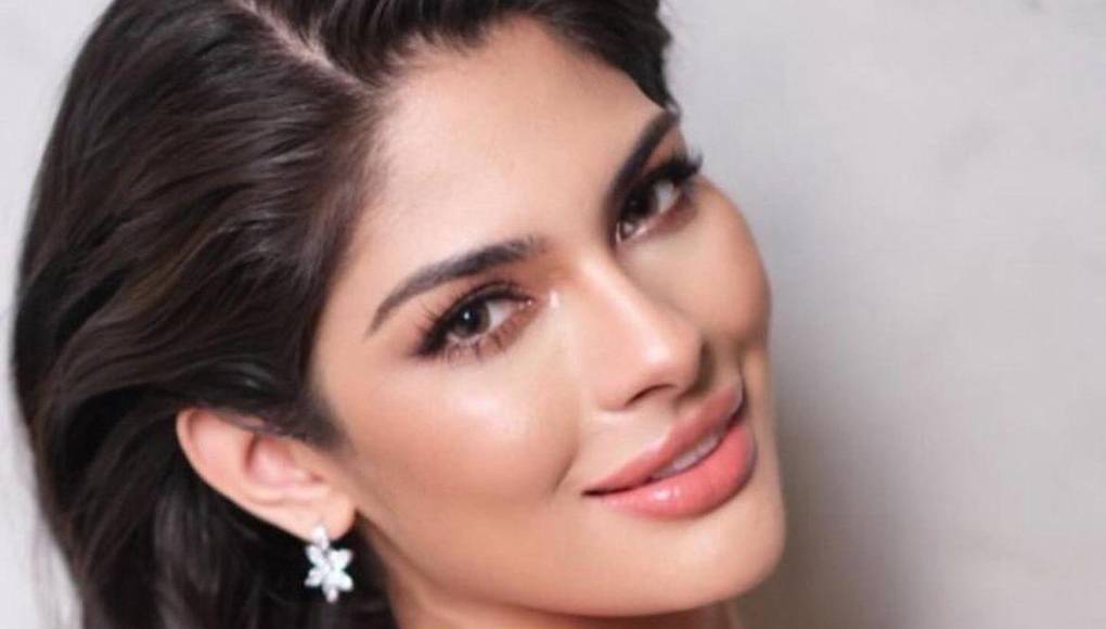 Sin embargo, en esta ocasión, optó por resaltar sus ojos con un llamativo cat-eye y unos labios rosas pronunciados, añadiendo un toque de glamour a su look.