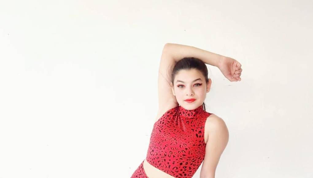 Lara es estudiante del séptimo grado en el Instituto Liceo Billingue Centroamericano, es una apasionada por los deportes como el atletismo, bóleibol, natación y fútbol.