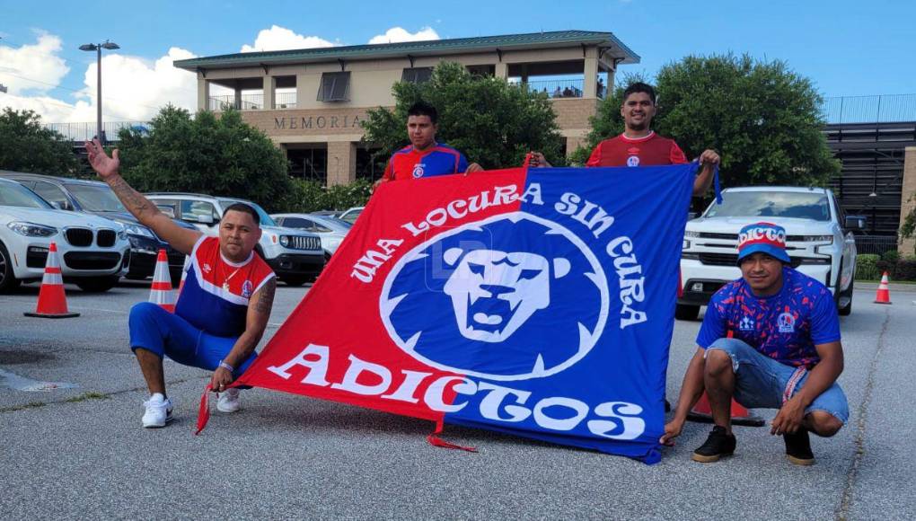 Algunos seguidores del Olimpia hicieron el viaje desde Honduras para ver al equipo de sus amores.