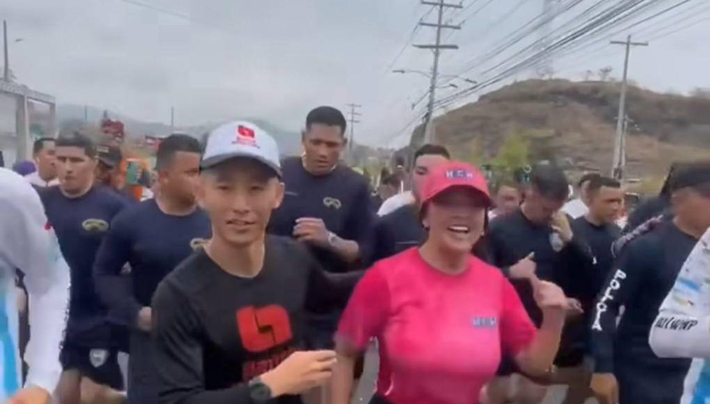 En este último día, Milagro Flores junto a Shin Fujiyama avanzaron por el Anillo Periférico de Tegucigalpa con determinación y espíritu solidario, con el objetivo de alcanzar la meta final en la UNAH.