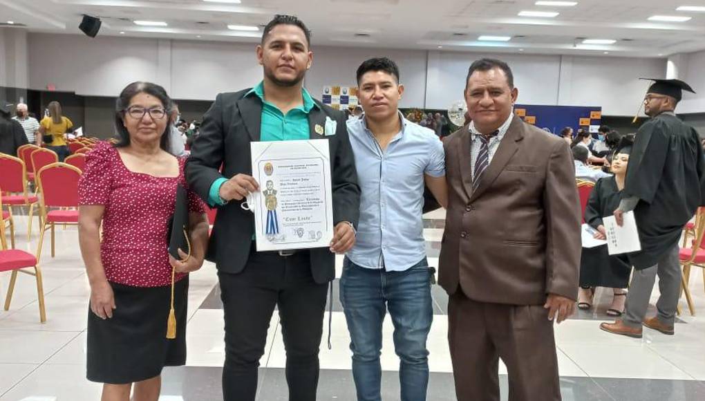 El graduando David Ventura posa junto a su familia en los actos de graduación.