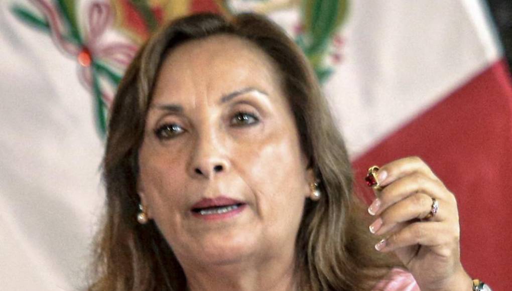 “Respecto a las joyas, todo lo que han dicho es falso”, remarcó antes de mostrar una pulsera, un collar y pendientes que, según dijo, son “de bisutería fina” y de plata, respectivamente.