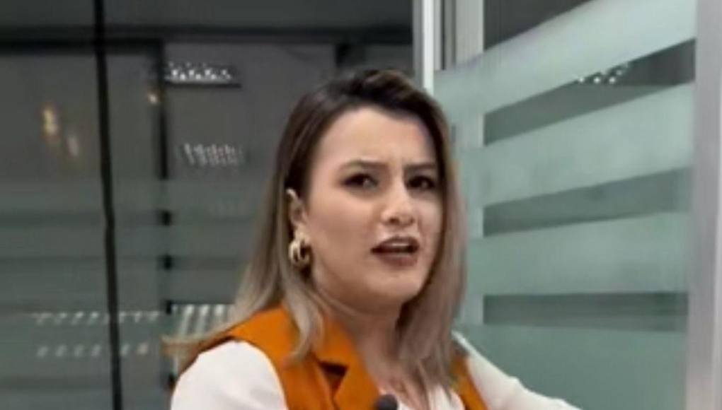 Y es que Cesia muy molesta abandonó el set del noticiero, asegurando que sus compañero no la dejan dar noticias que para ella son importantes “por estar hablando estupideces”, dijo. 