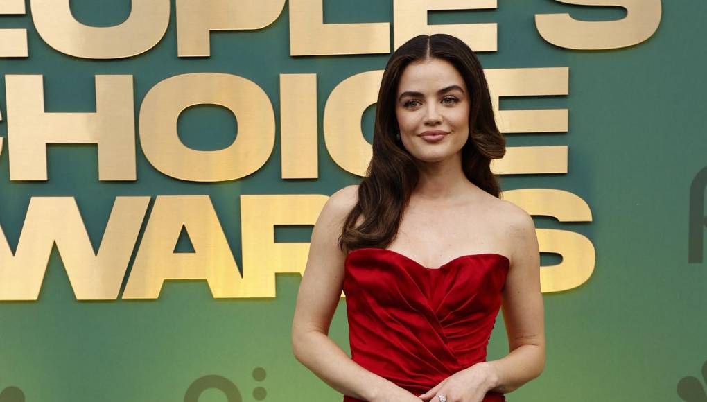  Lucy Hale llamó la atención con un diseño rojo tallado a su cuerpo.