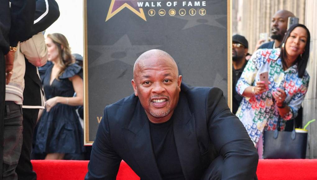 En 2013, financió y estableció la Academia de Artes, Tecnología y Negocios de Innovación Jimmy Iovine y Andre Young de la USC. En 2022, ampliaron sus esfuerzos al Distrito Escolar Unificado de Los Ángeles con la apertura del Iovine and Young Center (IYC) Integrated Design, Technology and Entrepreneurship Magnet (IDTE), una nueva escuela secundaria que ofrecerá a los estudiantes una base en la misma tecnología de vanguardia. plan de estudios.Dre donó 10 millones de dólares a Compton High School para el nuevo centro de artes escénicas de la escuela, que comenzó a construirse en 2022. La instalación se llama “Andre ‘Dr. Dre’ Young Performing Arts Center”, según el Distrito Escolar Unificado de Compton .