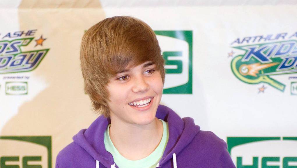 El reconocido cantante canadiense, Justin Bieber, inició su carrera profesional en el año 2009 gracias a videos en la plataforma Youtube que subía su madre y logró que una disquera lo firmara. 