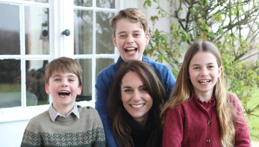 La foto, que fue retirada por las agencias de prensa internacionales, entre ellas AFP, mostraba a una Kate sonriente, rodeada de sus tres hijos, George, Charlotte y Louis.