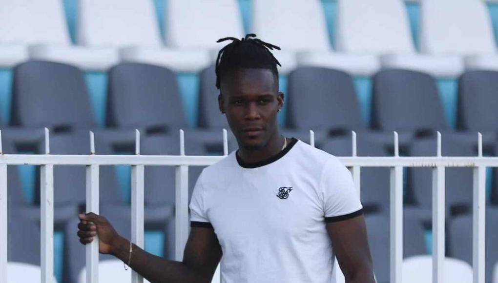 Para este duelo, los Azules no contaron con la presencia en el campo de juego de Rubilio Castillo, pero el goleador se hizo presente para apoyar al equipo. 