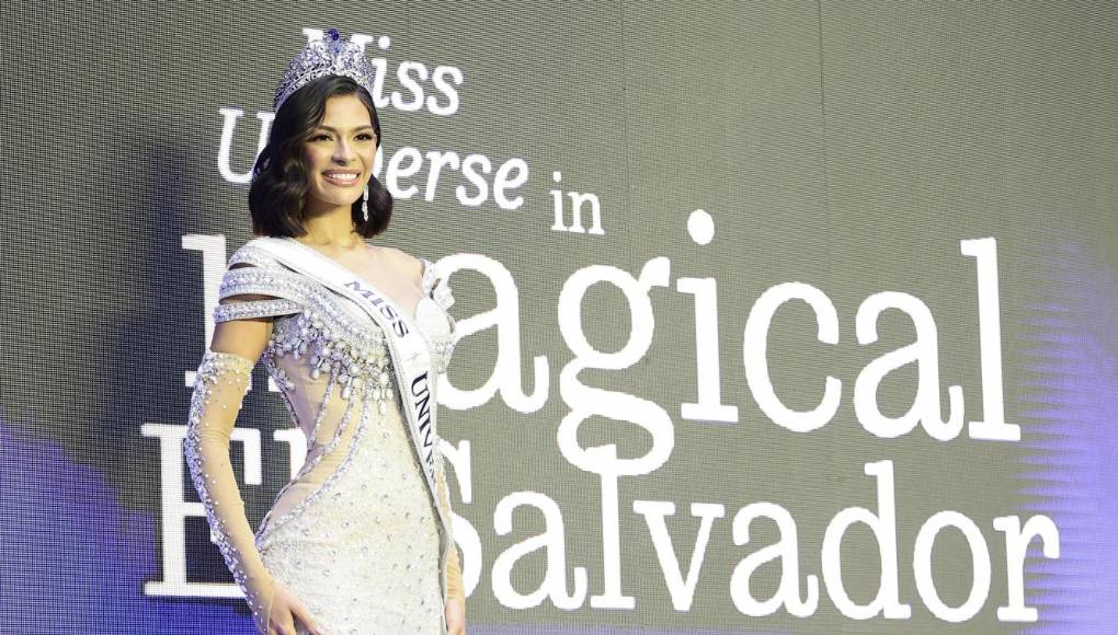 Sheynnis Palacios posó feliz en la sala de prensa después de ganar la corona como Miss Universo en El Salvador, sin imaginar lo que su gane desencadenaría en su país. Lastimosamente, ha sido un triunfo agridulce.