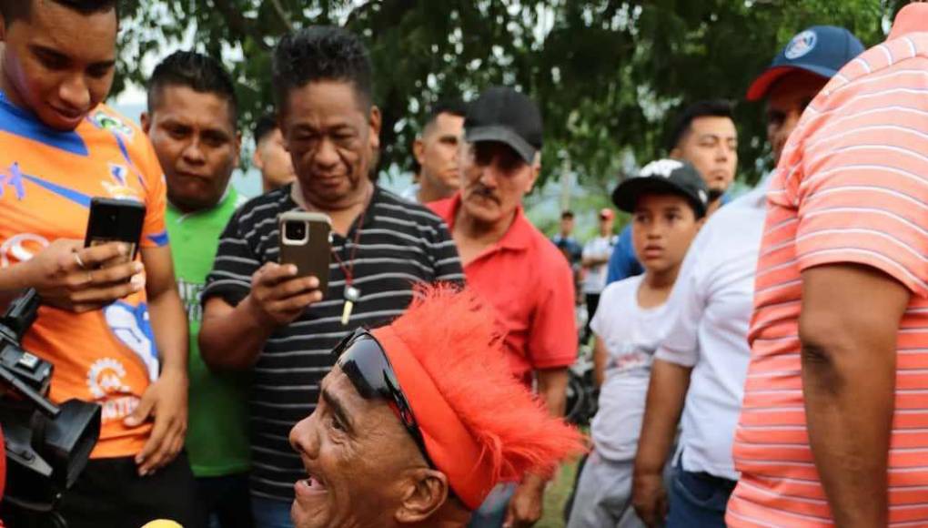Don Chilo no aguantó y empezó a llorar de rodillas en las afueras del Estadio Emilio Williams de Choluteca. 