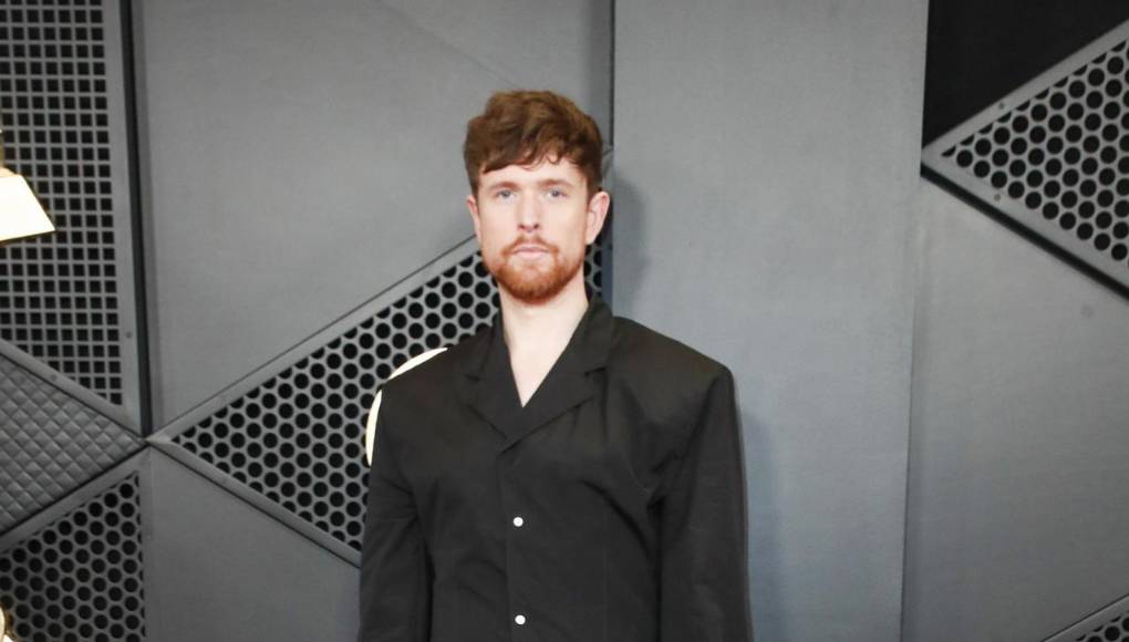 James Blake lució sencillo con el color negro.