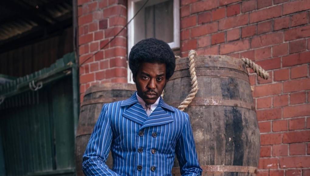 “Mi doctor es un científico loco y le encanta salvar el mundo y el universo muchas veces, pero no lo hace pegándose: tiene cerebro, un destornillador sónico y una compañera de confianza”, apostilla el actor, que saltó a la fama en 2019 con el burbujeante papel Eric Effiong en la serie “Sex Education”.