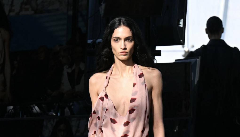 Ahora le daremos un vistazo a la femenina colección, donde se aprecian vestidos holgados en telas ligeras con estampados lunares como este.