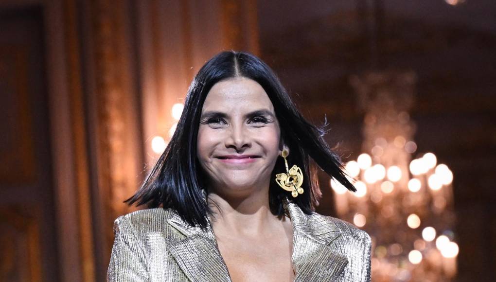 Abrieron y cerraron el desfile las actrices Natalia Ramírez, con traje chaqueta dorado, y Lorna Cepeda, con un vestido negro de satén y botas brillantes, que encarnan respectivamente a Marcela y Patricia, también dos personajes principales de “Yo soy Betty, la fea”. 