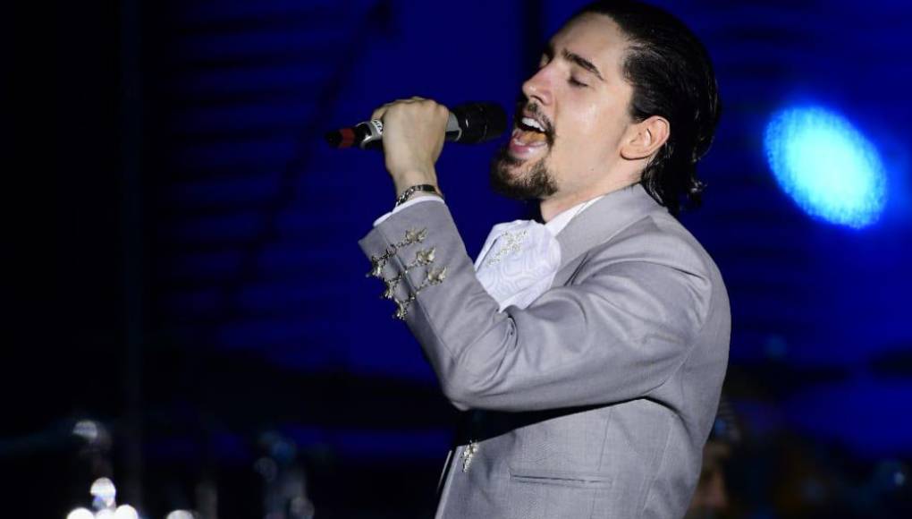 Heredero de la dinastía musical de los Fernández, Alex sigue los pasos de su icónico abuelo, Vicente Fernández y su padre.