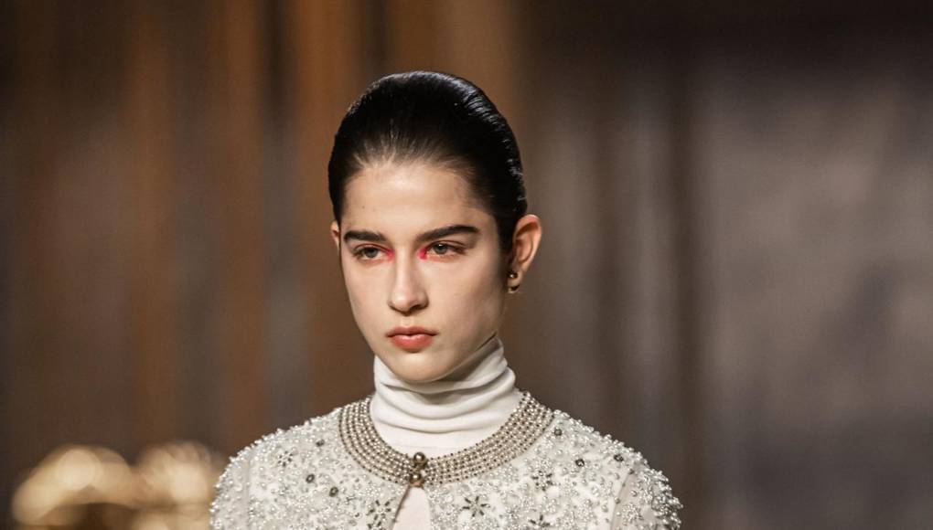 Fue ese el año del lanzamiento de un “prêt-à-porter” dispuesto a conquistar a la nueva mujer, cuando Philippe Guibourgé, asistente del entonces diseñador de las colecciones de Dior, Marc Bohan (1926-2023), se ocupó de esa tarea. 