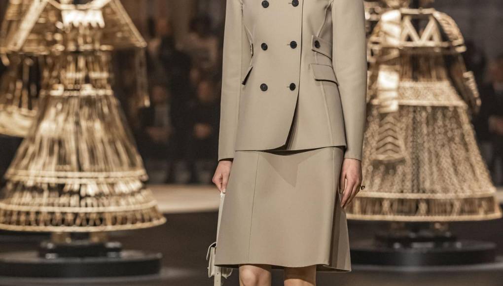 A lo largo del desfile han destacado prendas en las que se podía leer Miss Dior como lema. Esto retrotrae a 1947, cuando se lanzó el primer perfume de la casa, con ese nombre, y a finales de los 60, y en concreto a 1967. 