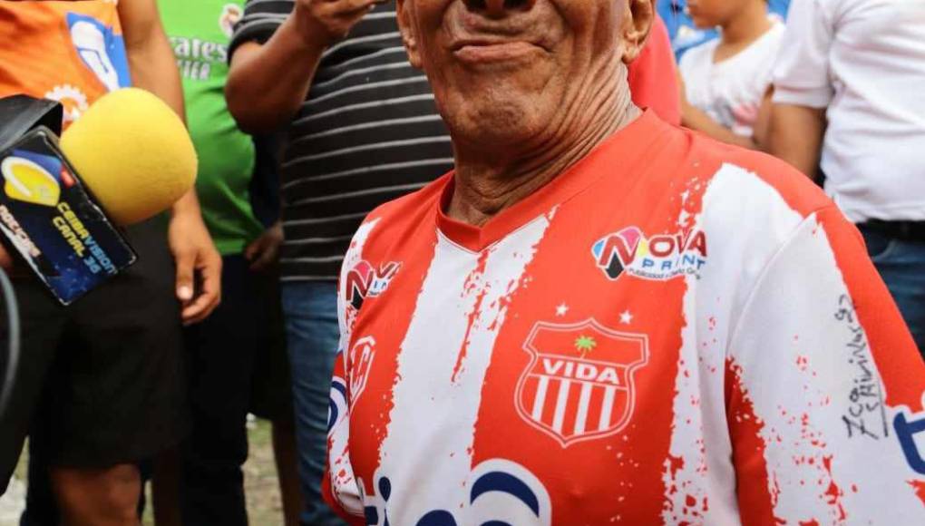 “El CDS Vida es mi amor, eso me dejó mi madre. Se fue mi mamá, mi papá, cuatro hermanos que me seguían y he quedado solo”, confesó en La Ceiba antes del descenso de los cocoteros.