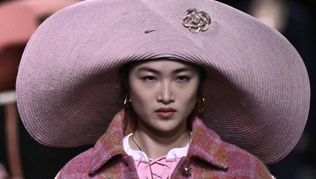 Fue en Deauville, una elegante estación balnearia del noroeste de Francia a orillas del Canal de la Mancha, donde Gabrielle Chanel abrió en 1912 su primera boutique donde vendía un accesorio muy apropiado en la ventosa Normandía... el sombrero de playa.