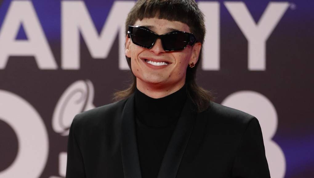 El cantante mexicano Peso Pluma hará una actuación especial en el escenario junto al ex boxeador Mike Tyson. Tras el éxito de los premios anuales Latin Grammy, celebrado el jueves, muchas estrellas se reunirán hoy para celebrar los Billboard Music Awards 2023<b> (</b>BBMA<b>). </b>Peso Pluma está nominado en las siguientes categorías: Mejor Artista Nuevo, Mejor Artista Latino, Mejor Artista Latino, Mejor Álbum Larin por “Génesis”, más el de Mejores éxitos latinos con dos canciones: Ella Baila Sola<b> (colaboración</b> con Eslabón Armado) y La bebe. Suma seis nominaciones en los premios Billboard 2023.