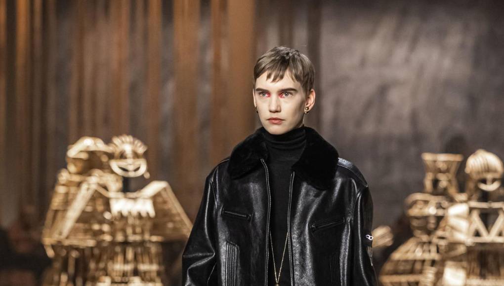 Conjunto total black con falda calada.