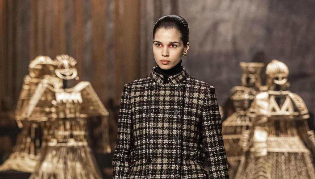 La Miss Dior 2024 es una mujer que proyecta su poder y reafirma su personalidad con una aliada perfecta: su indumentaria. Dior lo refleja con un fino estilismo con accesorios como botas caladas, anillos y sombreros. 