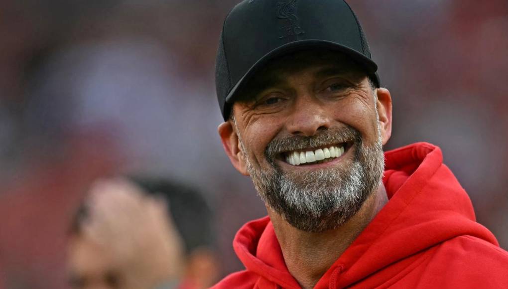 En sus nueve años en el banquillo de los ‘Reds’, el entrenador de 56 años estableció un fuerte vínculo con los aficionados del Liverpool, que apreciaron rápidamente su personalidad y pasión.